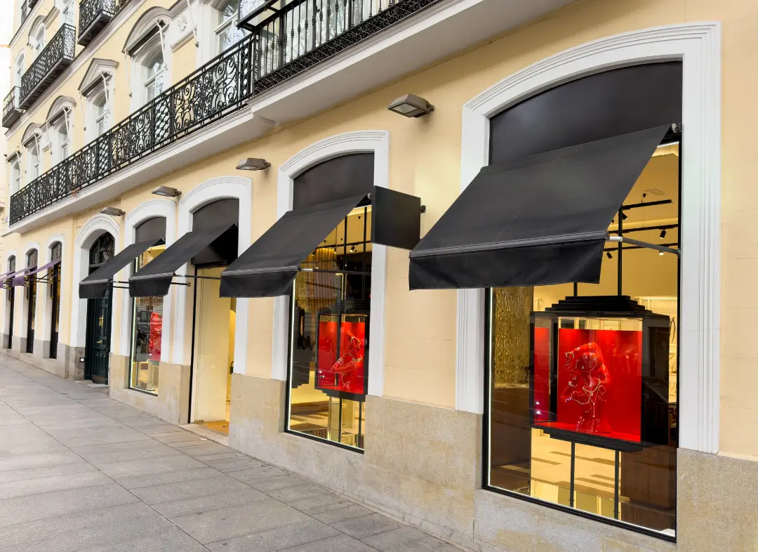 Façade vitrine de magasin en aluminium sur mesure à Fleury-les-Aubrais